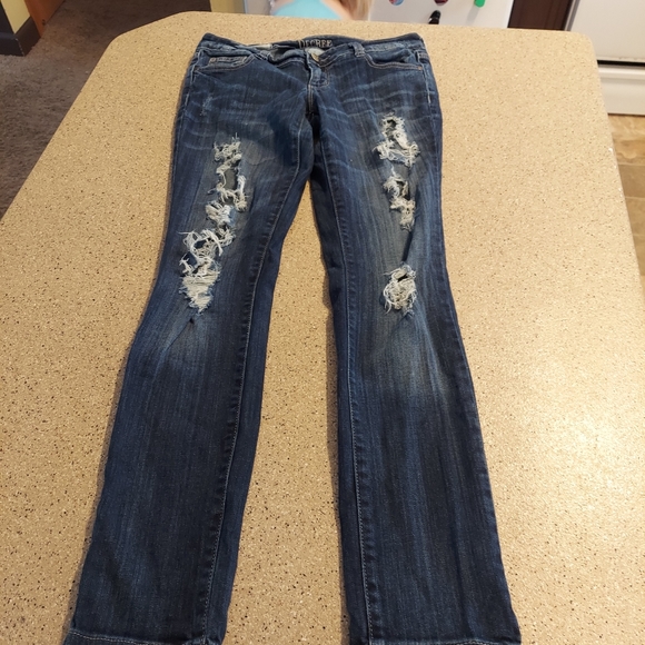Decree Denim - Decree Juniors 7 distressed jeans skinny dark wash